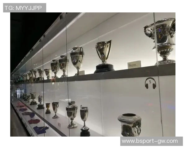 内马尔与父亲重温巴萨辉煌岁月感慨万千情深意重